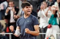 Alcaraz avanzó a la tercera ronda en medio de la lluvia en Roland Garros