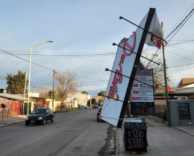 Bahía Blanca: Fuertes destrozos por vientos de más de 100 kilómetros por hora