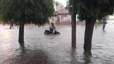 Olavarría: El temporal golpeó con fuerza dejando calles anegadas y casas inundadas