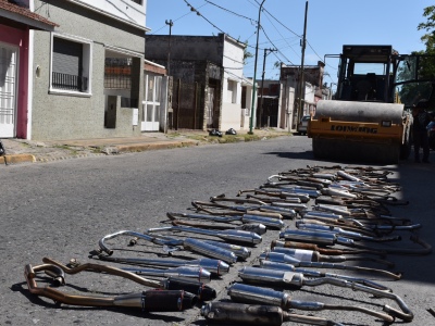 Berisso: El Municipio compactó 100 caños de escapes de motos