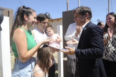 Bahía Blanca: Axel Kicillof entregó 25 viviendas y 425 escrituras gratuitas