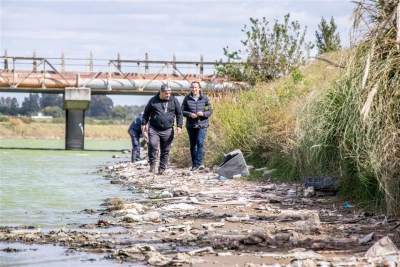 Junín: Intensos operativos de limpieza y recolección de residuos en las costas del río Salado