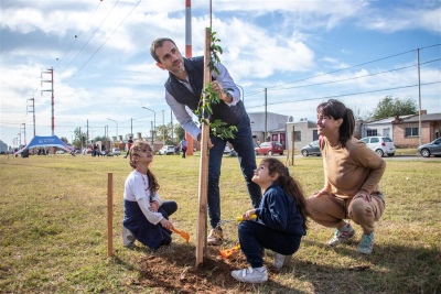Junín: La Comuna acompañó al Colegio La Santa Unión en la plantación de 115 árboles