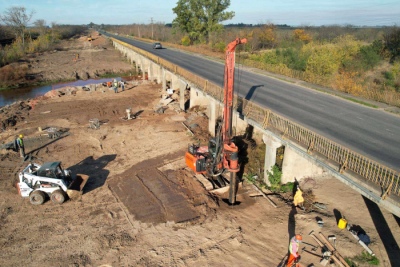 Brandsen: Avanza la reconstrucción de un puente sobre el Río Samborombón