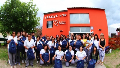 La Costa: Estudiantes de Enfermería del Instituto N° 89 de Mar de Ajó recibieron mochilas técnicas