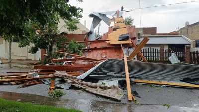 Miramar: Un fuerte temporal azotó a la ciudad destrozando techos y árboles