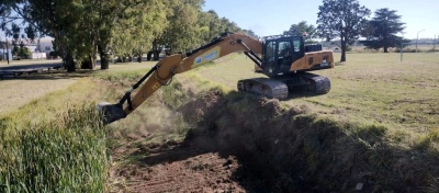 Olavarría: El Municipio llevó adelante la limpieza de canales en Loma Negra