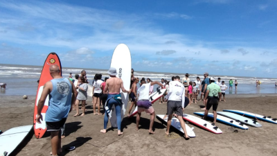 La Costa: El programa Envión brinda clases de surf gratuitas para niños y niñas
