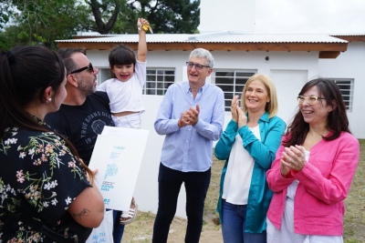 Villa Gesell: Entregaron 13 viviendas a familias del barrio Asociación Civil