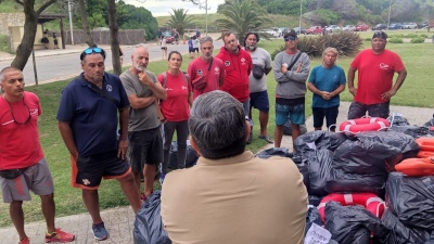 La Costa: El municipio entregó indumentaria y elementos de trabajos a los guardavidas