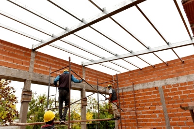 25 de Mayo: Avanzan los trabajos de techado de la Escuela Secundaria N°8