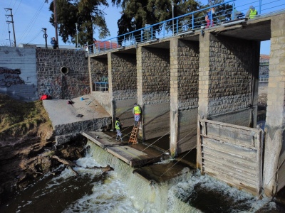 Olavarría: Ejecutan trabajos de mantenimiento de compuertas en el arroyo Tapalqué