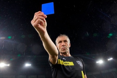 Los árbitros debatirán la implementación de una tarjeta azul en el fútbol