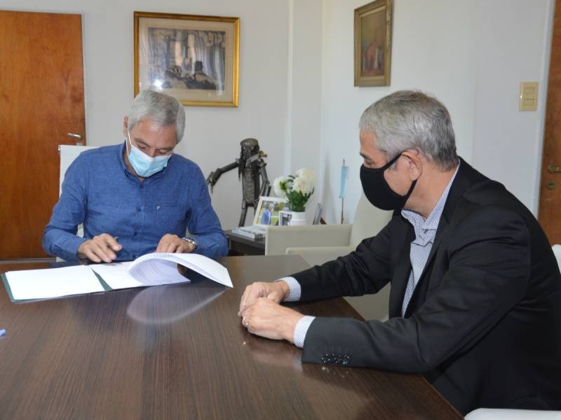 Cagliardi y Ferraresi firmaron un convenio en el marco del PROMEBA
