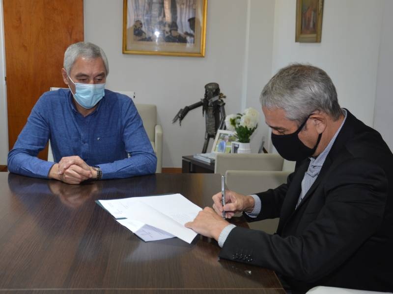 Cagliardi y Ferraresi firmaron un convenio en el marco del PROMEBA