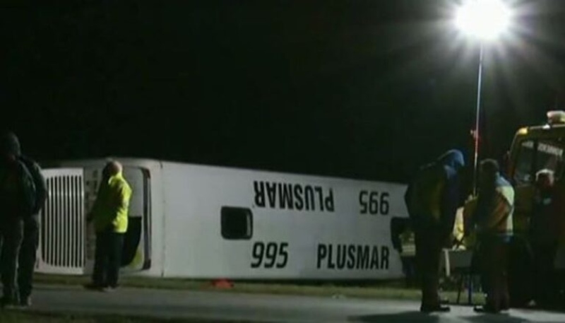 Dos muertos y más de 40 heridos al volcar un micro en la autovía 2, altura Chascomús