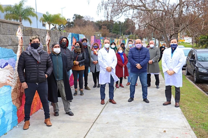 Abrazo por la salud: Se inauguró el mural en el Hospital El Cruce en Florencio Varela