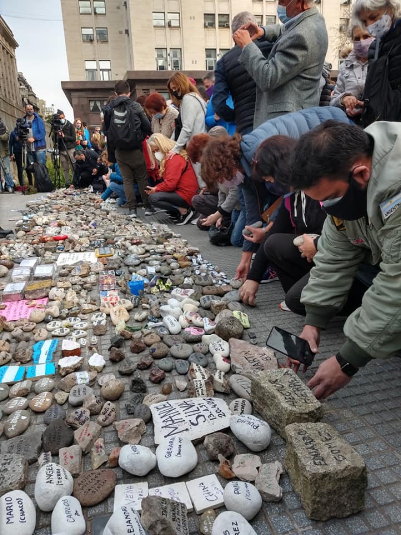 Homenaje en Plaza de Mayo y en la quinta de Olivos a los fallecidos en la pandemia