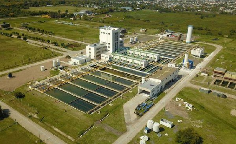 ABSA reduce la producción de agua potable debido a “la presencia de algas” en el Río de La Plata
