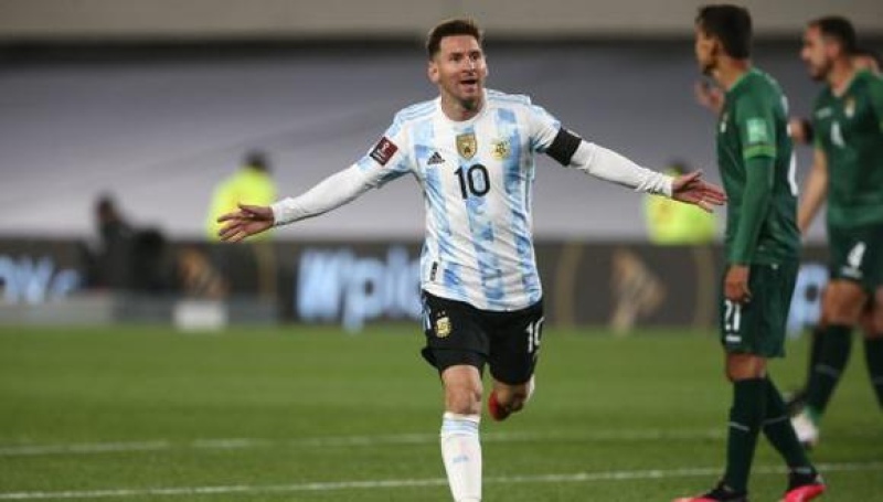 Argentina le ganó 3-0 a Bolivia y Messi superó a Pele