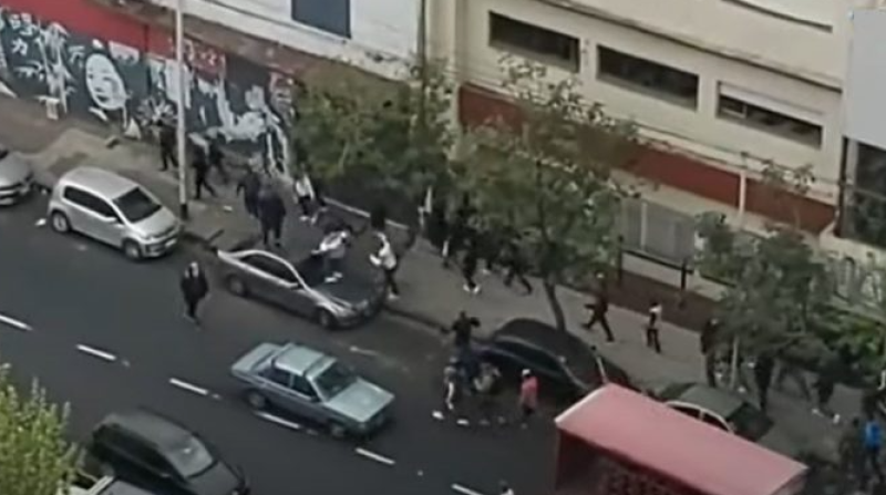 Dos facciones de la barra de Independiente se enfrentaron a los tiros en planea calle