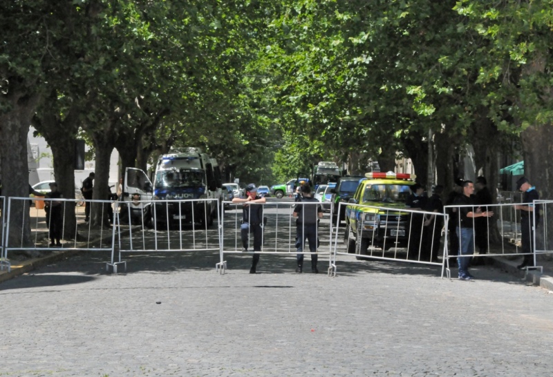 Tandíl: Si bien persiste el acampe en la plaza y el operativo policial se liberó parte de la zona