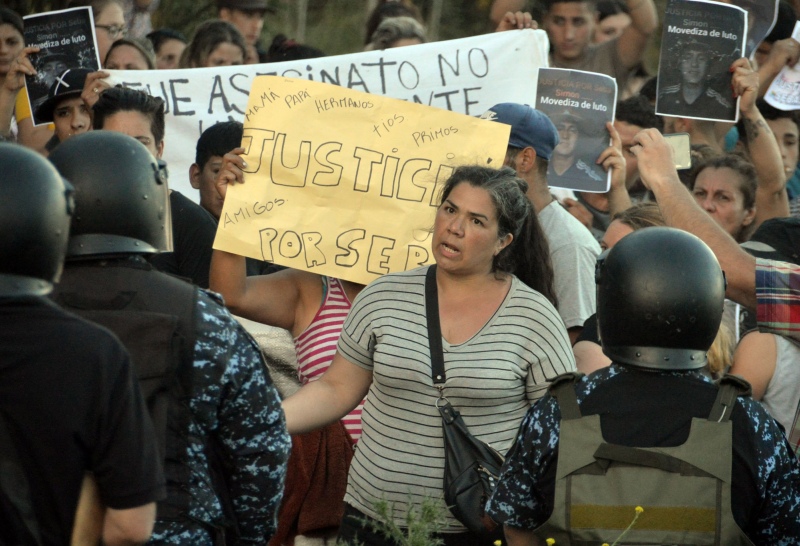 Tandil: sigue el acampe frente al municipio en reclamo de justicia por Sebastían  Simón