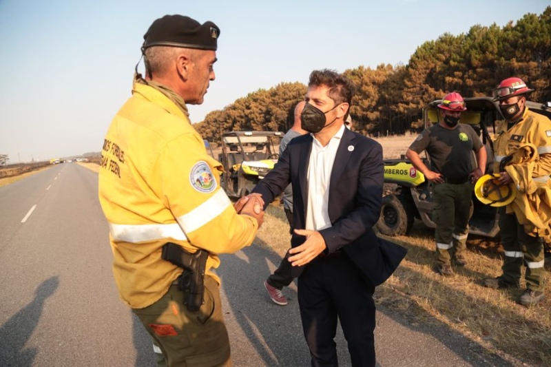 Miramar: Kicillof recorrió las 240 hectáreas que se incendiaron en la localidad