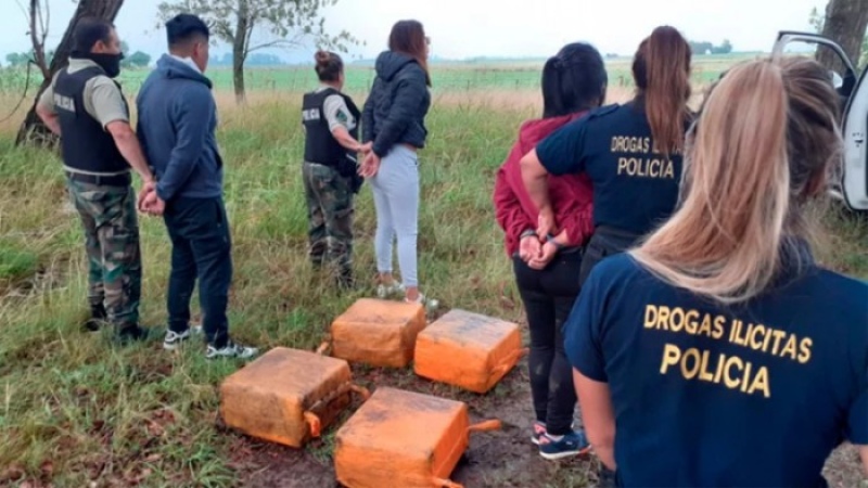 Pergamino: Arrojaron 130 kilos de cocaína en paracaídas y fueron detenidos