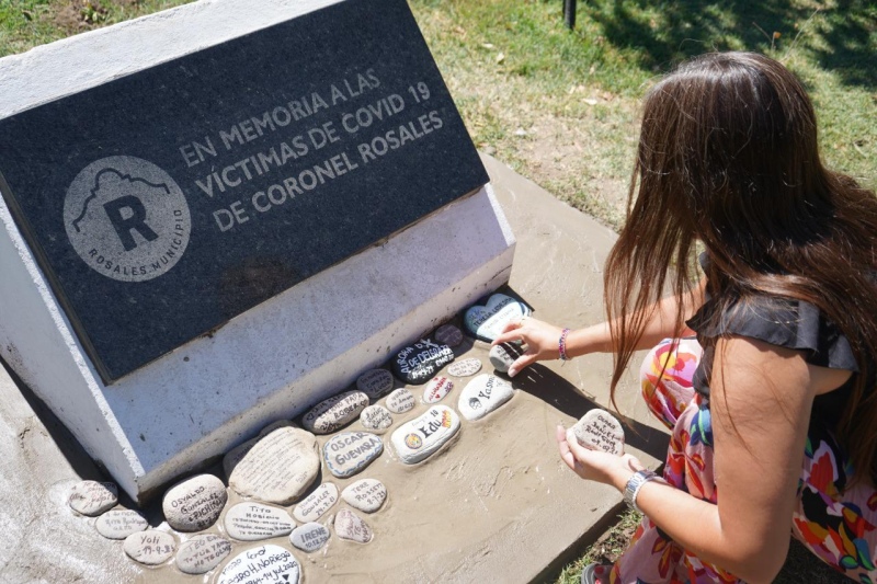 Coronel Rosales: Finalizó la instalación del monumento que recuerda a los fallecidos por Covid
