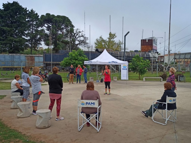 Junín: PAMI puso en marcha un taller de gimnasia al aire libre