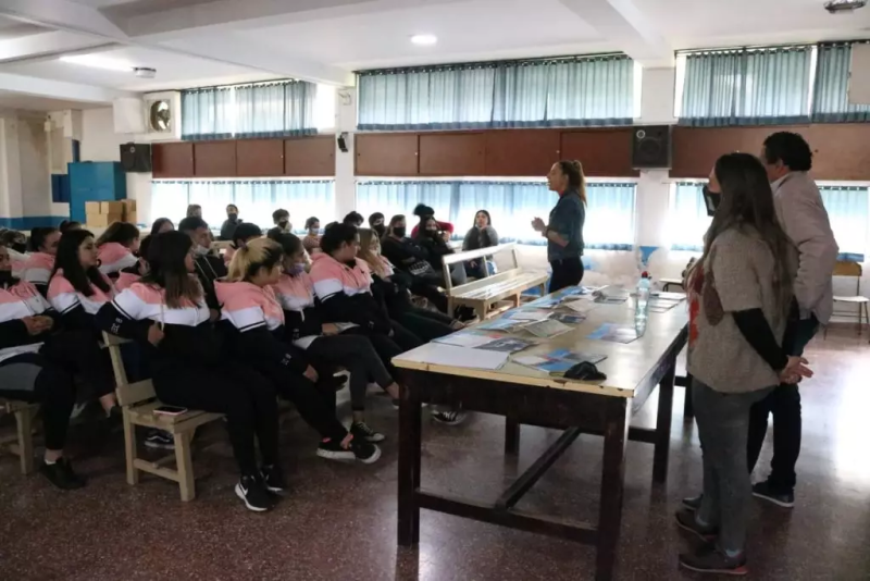 25 de Mayo: La Municipalidad y ANSES dieron una charla informativa en la Escuela N° 8