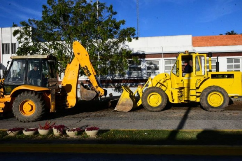 Ayacucho: Ejecutan obras de cordón cuneta frente al Hospital Municipal