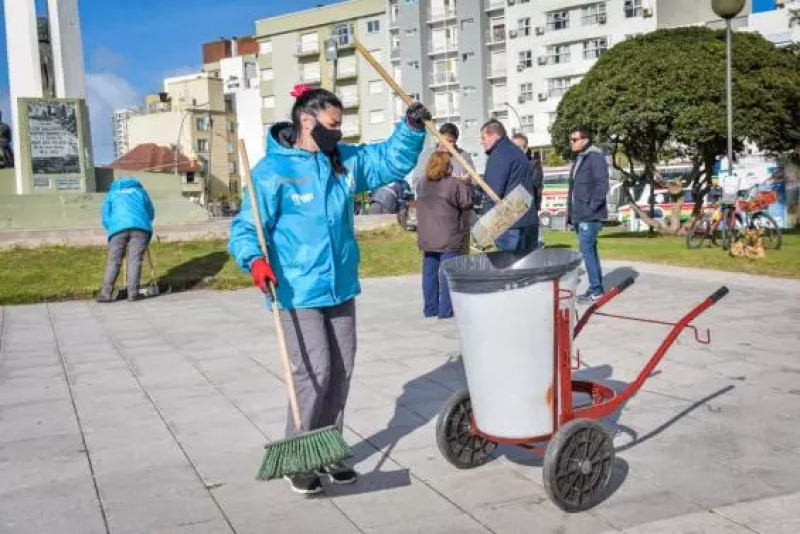 Mar del Plata: Siguen los trabajos de limpieza y mantenimiento de espacios públicos