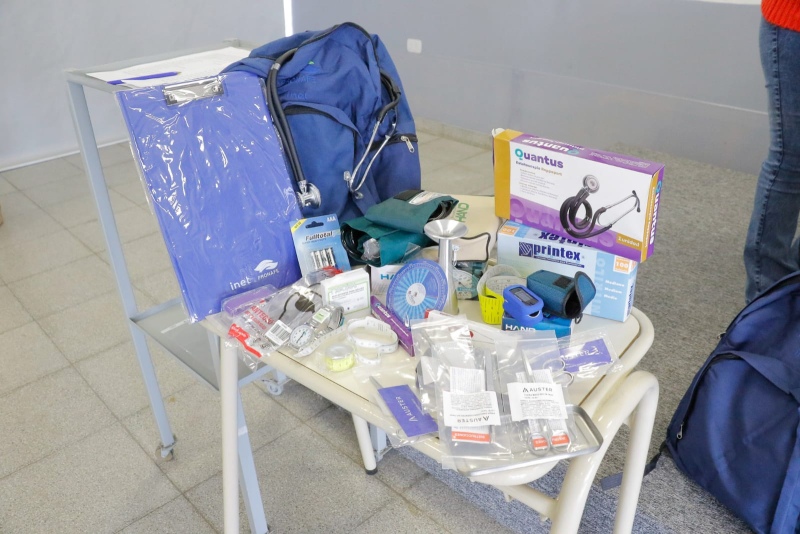 Bolivar: Entregan mochilas técnicas con insumos de trabajo a alumnos de enfermería