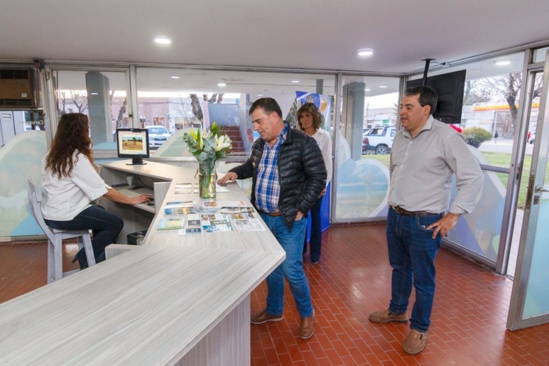 Azul: El intendente visitó la renovada oficina de Turismo
