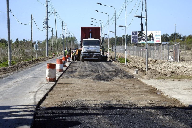Tigre: Continúan las obras de asfalto sobre la Av. Italia en Nuevo Delta