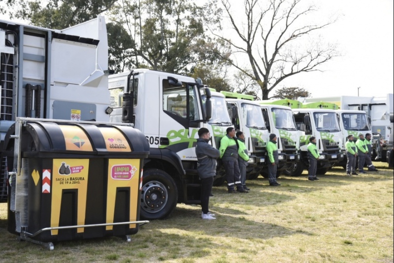 La Plata: Se presentó una nueva flota de camiones y contenedores para la recolección de residuos