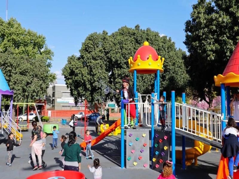 Lomas de Zamora: Se renovó la Plaza Libertad con gran variedad de juegos infantiles