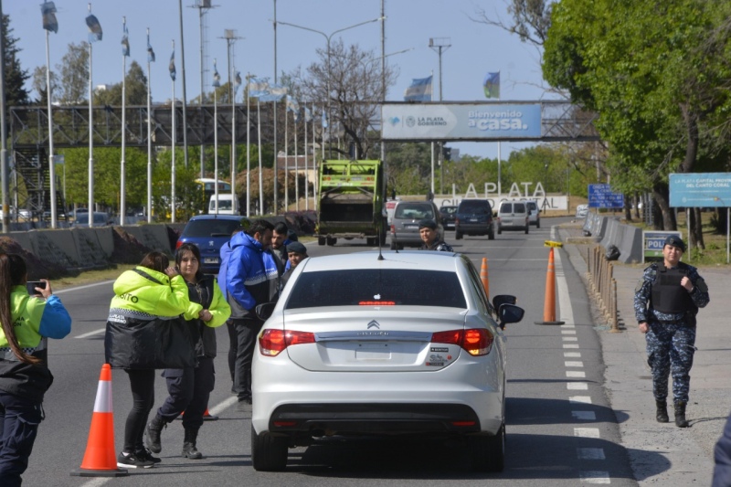 La Plata: Secuestran tres remises ilegales en la bajada a la autopista