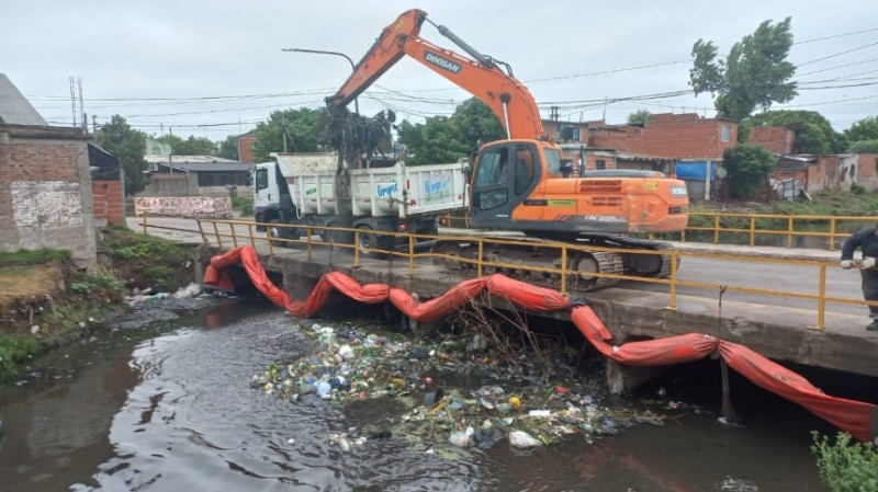 Quilmes: Se realizan tareas de limpieza en el arroyo Las Piedras y la desobstrucción de sumideros