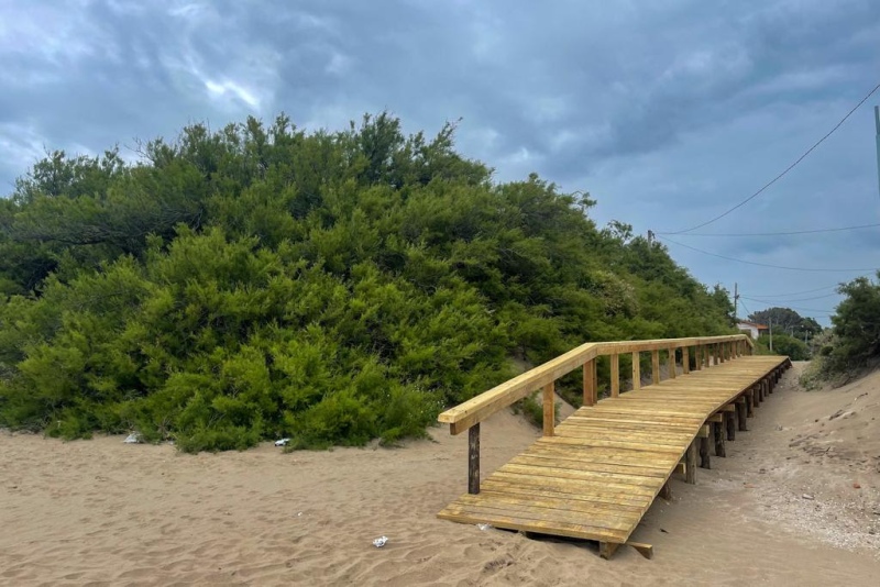 La Costa: Avanzan los trabajos en las 80 nuevas bajadas a playa de diversas localidades