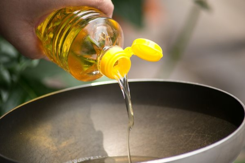 ANMAT prohibió la comercialización y consumo de una marca de agua de mesa y de un aceite de girasol