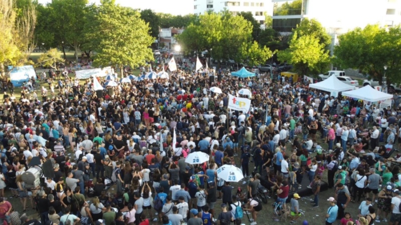 La Plata: Kicillof encabezó una mateada y criticó con dureza a la oposición