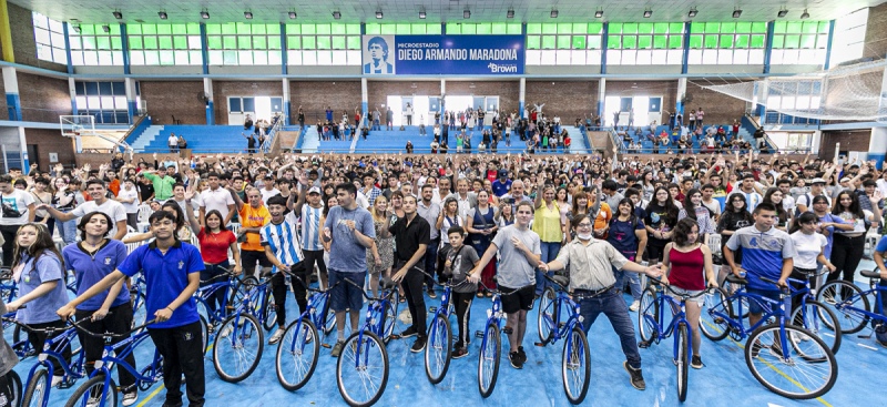 Almirante Brown: Entregaron 750 bicicletas a estudiantes secundarios