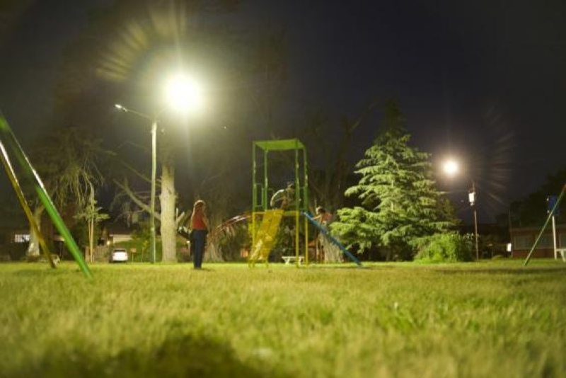 Mar del Plata: A lo largo del 2022 la Comuna incorporó iluminación LED en 64 espacios públicos y plazas