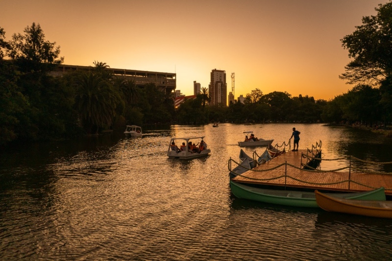 La Plata: El Lago del Bosque ya tiene barcos y kayaks para disfrutar