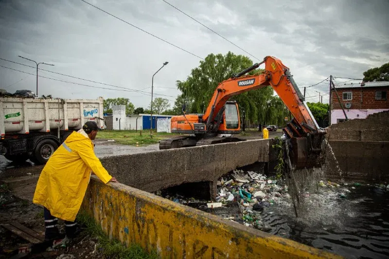 Quilmes: Intensifican los trabajos de desobstrucción y limpieza de sumideros y arroyos