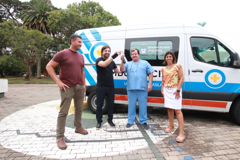 Kreplak entregó ambulancias en los municipios de Pila y Castelli