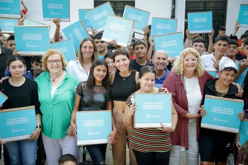 Quilmes: La Comuna entregó 137 netbooks a estudiantes de 6° Año